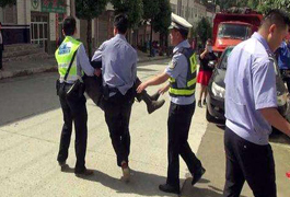 當(dāng)民警遇上碰瓷，這樣執(zhí)法讓我驚呆了
